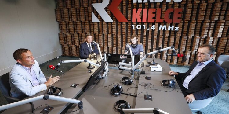 06.08.2020 Radio Kielce. Punkty Widzenia. Od lewej: radny sejmiku z klubu Świętokrzyscy Samorządowcy Grzegorz Świercz, przewodniczący sejmiku Andrzej Pruś, prowadzący audycję Michał Kita i radny sejmiku z klubu Prawo i Sprawiedliwość Janusz Koza / Jarosław Kubalski / Radio Kielce