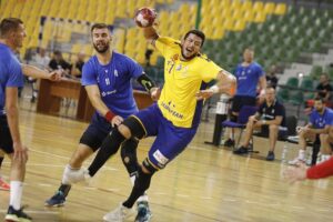 08.08.2020 Kielce. Sparing KS Kielce - Energa MKS Kalisz. Na zdjęciu (od lewej): Mateusz Kus - Energa MKS Kalisz i Nicolas Tournat - KS Kielce / Jarosław Kubalski / Radio Kielce