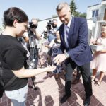 11.08.2020 Kielce. Nowe mieszkania socjalne. Prezydent Bogdan Wenta wręcza klucze lokatorom / Jarosław Kubalski / Radio Kielce