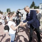 11.08.2020 Kielce. Nowe mieszkania socjalne. Prezydent Bogdan Wenta wręcza klucze lokatorom / Jarosław Kubalski / Radio Kielce