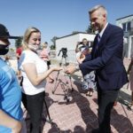 11.08.2020 Kielce. Nowe mieszkania socjalne. Prezydent Bogdan Wenta wręcza klucze lokatorom / Jarosław Kubalski / Radio Kielce