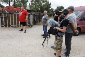 11.08.2020 Tokarnia. Park etnograficzny. Zdjęcia do programu telewizyjnego Złomowisko PL emitowanego przez Discovery Channel / Jarosław Kubalski / Radio Kielce