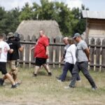 11.08.2020 Tokarnia. Park etnograficzny. Zdjęcia do programu telewizyjnego Złomowisko PL emitowanego przez Discovery Channel / Jarosław Kubalski / Radio Kielce