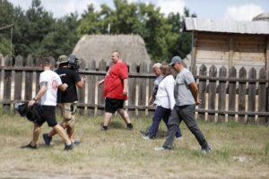 11.08.2020 Tokarnia. Park etnograficzny. Zdjęcia do programu telewizyjnego Złomowisko PL emitowanego przez Discovery Channel / Jarosław Kubalski / Radio Kielce