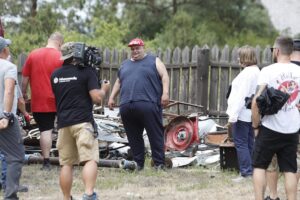 11.08.2020 Tokarnia. Park etnograficzny. Zdjęcia do programu telewizyjnego Złomowisko PL emitowanego przez Discovery Channel / Jarosław Kubalski / Radio Kielce