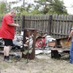 11.08.2020 Tokarnia. Park etnograficzny. Zdjęcia do programu telewizyjnego Złomowisko PL emitowanego przez Discovery Channel / Jarosław Kubalski / Radio Kielce