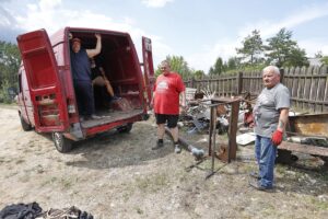 11.08.2020 Tokarnia. Park etnograficzny. Zdjęcia do programu telewizyjnego Złomowisko PL emitowanego przez Discovery Channel / Jarosław Kubalski / Radio Kielce