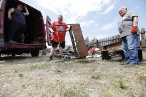 11.08.2020 Tokarnia. Park etnograficzny. Zdjęcia do programu telewizyjnego Złomowisko PL emitowanego przez Discovery Channel / Jarosław Kubalski / Radio Kielce