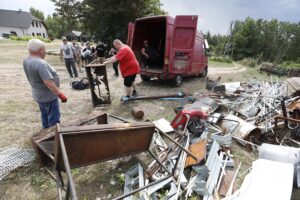 11.08.2020 Tokarnia. Park etnograficzny. Zdjęcia do programu telewizyjnego Złomowisko PL emitowanego przez Discovery Channel / Jarosław Kubalski / Radio Kielce