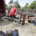 11.08.2020 Tokarnia. Park etnograficzny. Zdjęcia do programu telewizyjnego Złomowisko PL emitowanego przez Discovery Channel / Jarosław Kubalski / Radio Kielce