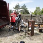 11.08.2020 Tokarnia. Park etnograficzny. Zdjęcia do programu telewizyjnego Złomowisko PL emitowanego przez Discovery Channel / Jarosław Kubalski / Radio Kielce