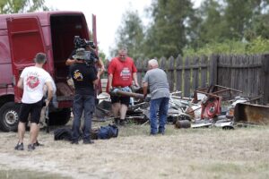 11.08.2020 Tokarnia. Park etnograficzny. Zdjęcia do programu telewizyjnego Złomowisko PL emitowanego przez Discovery Channel / Jarosław Kubalski / Radio Kielce