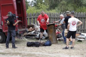 11.08.2020 Tokarnia. Park etnograficzny. Zdjęcia do programu telewizyjnego Złomowisko PL emitowanego przez Discovery Channel / Jarosław Kubalski / Radio Kielce