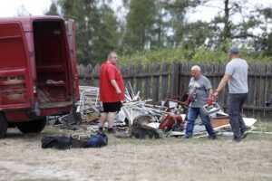 11.08.2020 Tokarnia. Park etnograficzny. Zdjęcia do programu telewizyjnego Złomowisko PL emitowanego przez Discovery Channel / Jarosław Kubalski / Radio Kielce