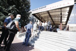 24.08.2020 Kolejka do Radia Kielce po zaproszenia na "Jawor" / Jarosław Kubalski / Radio Kielce