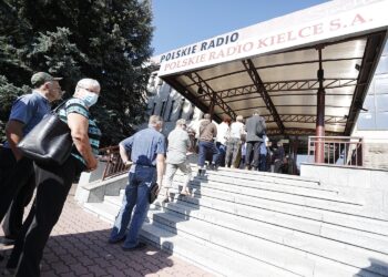 24.08.2020 Kolejka do Radia Kielce po zaproszenia na "Jawor" / Jarosław Kubalski / Radio Kielce