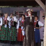 30.08.2020 Tokarnia. Gala finałowa konkursu „Jawor - u źródeł kultury”. Na zdjęciu (z mikrofonem): Magdalena Sitek - Radio Kielce / Jarosław Kubalski / Radio Kielce