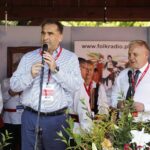 30.08.2020 Tokarnia. Gala finałowa konkursu „Jawor - u źródeł kultury”. Na zdjęciu (przy mikrofonie, od lewej): Janusz Knap - prezes Radia Kielce i Leszek Sobański - prezes Radia Olsztyn / Jarosław Kubalski / Radio Kielce