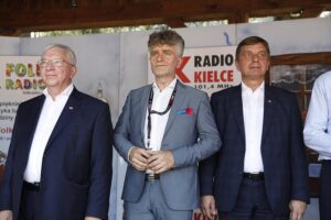 30.08.2020. Tokarnia. Gala finałowa konkursu „Jawor - u źródeł kultury”. Na zdjęciu (od lewej): Krzysztof Lipiec - poseł PiS, Krzysztof Słoń - senator PiS, Andrzej Pruś - przewodniczący sejmiku województwa świętokrzyskiego / Jarosław Kubalski / Radio Kielce