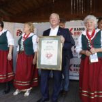 30.08.2020. Tokarnia. Gala finałowa konkursu „Jawor - u źródeł kultury”. Na zdjęciu Krzysztof Lipiec - poseł PiS oraz zespół "Brodowianki". Z tyłu senator Krzysztof Słoń, przewodniczący sejmiku Andrzej Pruś i wójt gminy Piekoszów Zbigniew Piątek / Jarosław Kubalski / Radio Kielce