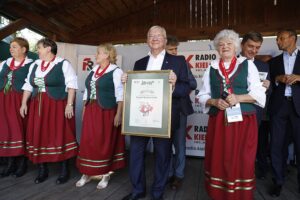 30.08.2020. Tokarnia. Gala finałowa konkursu „Jawor - u źródeł kultury”. Na zdjęciu Krzysztof Lipiec - poseł PiS oraz zespół "Brodowianki". Z tyłu senator Krzysztof Słoń, przewodniczący sejmiku Andrzej Pruś i wójt gminy Piekoszów Zbigniew Piątek / Jarosław Kubalski / Radio Kielce