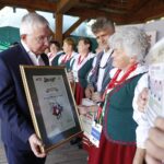 30.08.2020. Tokarnia. Gala finałowa konkursu „Jawor - u źródeł kultury”. Na zdjęciu Krzysztof Lipiec - poseł PiS, senator Krzysztof Słoń oraz zespół "Brodowianki" / Jarosław Kubalski / Radio Kielce