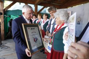 30.08.2020. Tokarnia. Gala finałowa konkursu „Jawor - u źródeł kultury”. Na zdjęciu Krzysztof Lipiec - poseł PiS, senator Krzysztof Słoń oraz zespół "Brodowianki" / Jarosław Kubalski / Radio Kielce