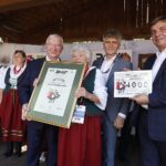 30.08.2020. Tokarnia. Gala finałowa konkursu „Jawor - u źródeł kultury”. Na zdjęciu (od lewej): Krzysztof Lipiec - poseł PiS, Krzysztof Słoń - senator PiS, Andrzej Pruś - przewodniczący sejmiku województwa świętokrzyskiego oraz zespół "Brodowianki" / Jarosław Kubalski / Radio Kielce