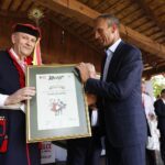 30.08.2020. Tokarnia. Gala finałowa konkursu „Jawor - u źródeł kultury”. Na zdjęciu Zbigniew Piątek - wójt Piekoszowa oraz Adam Kocerba / Jarosław Kubalski / Radio Kielce