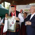 30.08.2020. Tokarnia. Gala finałowa konkursu „Jawor - u źródeł kultury”. Na zdjęciu Adam Kocerba oraz Krzysztof Lipiec - poseł PiS (z prawej) / Jarosław Kubalski / Radio Kielce