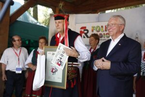 30.08.2020. Tokarnia. Gala finałowa konkursu „Jawor - u źródeł kultury”. Na zdjęciu Adam Kocerba oraz Krzysztof Lipiec - poseł PiS (z prawej) / Jarosław Kubalski / Radio Kielce