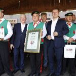 30.08.2020. Tokarnia. Gala finałowa konkursu „Jawor - u źródeł kultury”. Na zdjęciu (od lewej): Krzysztof Lipiec - poseł PiS i Marcin Piętak - prezes Regionalnej Organizacji Turystycznej Województwa Świętokrzyskiego oraz Kapela Ludowa Edwarda Goli. Z tyłu senator Krzysztof Słoń / Jarosław Kubalski / Radio Kielce