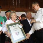 30.08.2020. Tokarnia. Gala finałowa konkursu „Jawor - u źródeł kultury”. Na zdjęciu Jadwiga Brzoza oraz Jarosław Karyś, zastępca dyrektora Muzeum Wsi Kieleckiej i kielecki radny. Z tyłu: Andrzej Pruś - przewodniczący sejmiku województwa świętokrzyskiego oraz Krzysztof Lipiec - poseł PiS / Jarosław Kubalski / Radio Kielce