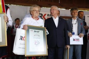 30.08.2020. Tokarnia. Gala finałowa konkursu „Jawor - u źródeł kultury”. Na zdjęciu (od lewej): Jadwiga Brzoza, Krzysztof Lipiec - poseł PiS i Krzysztof Słoń - senator PiS / Jarosław Kubalski / Radio Kielce