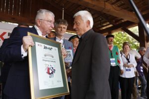 30.08.2020. Tokarnia. Gala finałowa konkursu „Jawor - u źródeł kultury”. Na zdjęciu (od lewej): Krzysztof Lipiec - poseł PiS oraz Zbigniew Łabuda. Z tyłu senator Krzysztof Słoń / Jarosław Kubalski / Radio Kielce