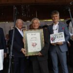 30.08.2020. Tokarnia. Gala finałowa konkursu „Jawor - u źródeł kultury”. Na zdjęciu (od lewej): Andrzej Pruś - przewodniczący sejmiku województwa świętokrzyskiego, Krzysztof Lipiec - poseł PiS, Zbigniew Łabuda, Krzysztof Słoń - senator PiS, Jarosław Karyś, zastępca dyrektora Muzeum Wsi Kieleckiej i kielecki radny / Jarosław Kubalski / Radio Kielce