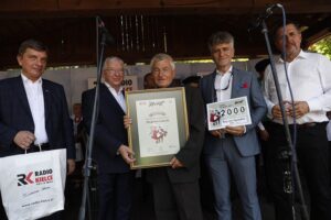 30.08.2020. Tokarnia. Gala finałowa konkursu „Jawor - u źródeł kultury”. Na zdjęciu (od lewej): Andrzej Pruś - przewodniczący sejmiku województwa świętokrzyskiego, Krzysztof Lipiec - poseł PiS, Zbigniew Łabuda, Krzysztof Słoń - senator PiS, Jarosław Karyś, zastępca dyrektora Muzeum Wsi Kieleckiej i kielecki radny / Jarosław Kubalski / Radio Kielce