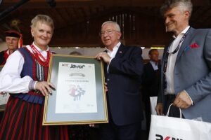 30.08.2020. Tokarnia. Gala finałowa konkursu „Jawor - u źródeł kultury”. Na zdjęciu (od lewej): Lucyna Lipczyńska, Krzysztof Lipiec - poseł PiS i Krzysztof Słoń - senator PiS / Jarosław Kubalski / Radio Kielce