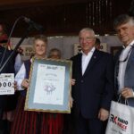30.08.2020. Tokarnia. Gala finałowa konkursu „Jawor - u źródeł kultury”. Na zdjęciu (od lewej): Andrzej Pruś - przewodniczący sejmiku województwa świętokrzyskiego, Lucyna Lipczyńska, Krzysztof Lipiec - poseł PiS i Krzysztof Słoń - senator PiS / Jarosław Kubalski / Radio Kielce