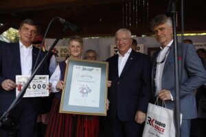 30.08.2020. Tokarnia. Gala finałowa konkursu „Jawor - u źródeł kultury”. Na zdjęciu (od lewej): Andrzej Pruś - przewodniczący sejmiku województwa świętokrzyskiego, Lucyna Lipczyńska, Krzysztof Lipiec - poseł PiS i Krzysztof Słoń - senator PiS / Jarosław Kubalski / Radio Kielce