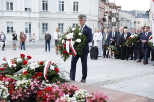 31.08.2020 Kielce. 40. rocznica powstania Solidarności. Złożenie kwiatów pod pomnikiem księdza Jerzego Popiełuszki. Senator Krzysztof Słoń / Jarosław Kubalski / Radio Kielce