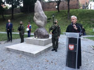 31.08.2020 Sandomierz. Uroczystości z okazji 40-lecia powstania NSZZ „Solidarność”. Skwer Solidarności w Sandomierzu. Na zdjęciu ks. Zygmunt Gil - proboszcz parafii katedralnej w Sandomierzu / Grażyna Szlęzak-Wójcik / Radio Kielce