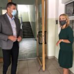 27.08.2020 Sandomierz. Wizytowanie sandomierskich szkół przed 1 września. Na zdjęciu Marcin Marzec - burmistrz Sandomierza, Małgorzata Szuba - dyrektor Szkoły Podstawowej nr 4 w Sandomierzu / Grażyna Szlęzak-Wójcik / Radio Kielce