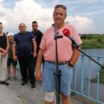 11.08.2020. Rębów. Katastrofa ekologiczna. Na zdjęciu (od lewej): Janusz Wilczyński, Marian Jaworski – członek zarządu Koła Nida Sobków i  Stefan Koston / Marta Gajda / Radio Kielce