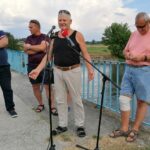 11.08.2020. Rębów. Katastrofa ekologiczna. Na zdjęciu (od lewej): Marian Jaworski – członek zarządu Koła Nida Sobków, Robert Tęcza – prezes Koła Małża w Pińczowie, Janusz Wilczyński, Stefan Koston / Marta Gajda / Radio Kielce