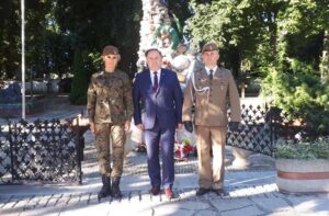 01.08.2020 Sandomierz. 76. rocznica wybuchu Powstania Warszawskiego. Na zdjęciu (od lewej): Marta Korzynek - WOT, poseł Marek Kwitek, ppłk Arkadiusz Nenutil - dowódca 102. batalionu lekkiej piechoty w Sandomierzu / Grażyna Szlęzak-Wójcik / Radio Kielce