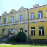 08.08.2020. Ćmielów. Budynek po dawnym gimnazjum i liceum / Emilia Sitarska / Radio Kielce