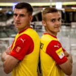 27.08.2020 Kielce. Prezentacja nowych koszulek Korony Kielce. Na zdjęciu (od lewej): Jacek Kiełb i Daniel Szelągowski / Korona Kielce