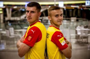 27.08.2020 Kielce. Prezentacja nowych koszulek Korony Kielce. Na zdjęciu (od lewej): Jacek Kiełb i Daniel Szelągowski / Korona Kielce