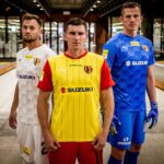 27.08.2020 Kielce. Prezentacja nowych koszulek Korony Kielce. Na zdjęciu (od lewej): Rafał Grzelak, Jacek Kiełb i Marek Kozioł / Korona Kielce